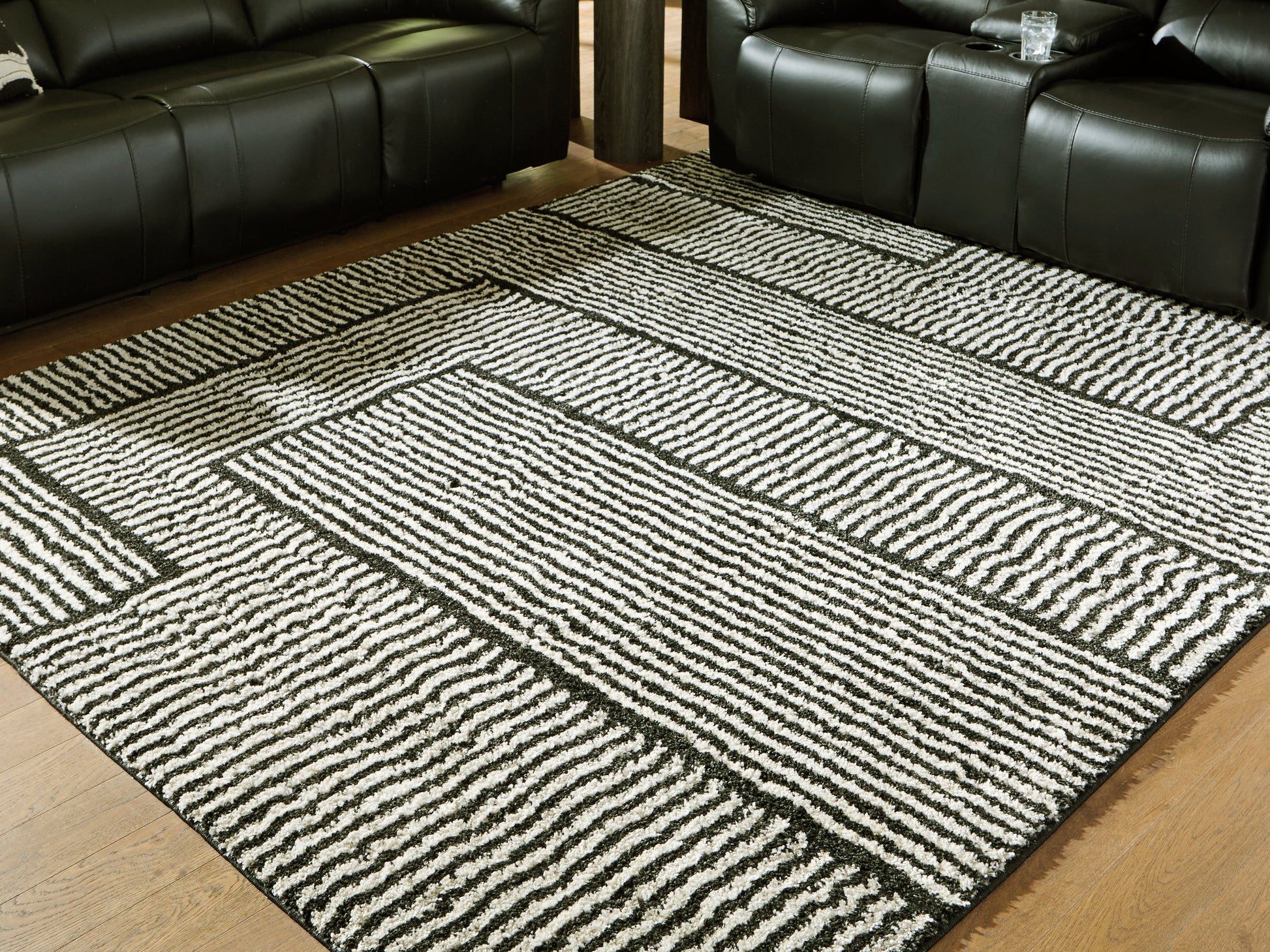 Kurtmen Black/Ivory Large Rug- Viva Furn