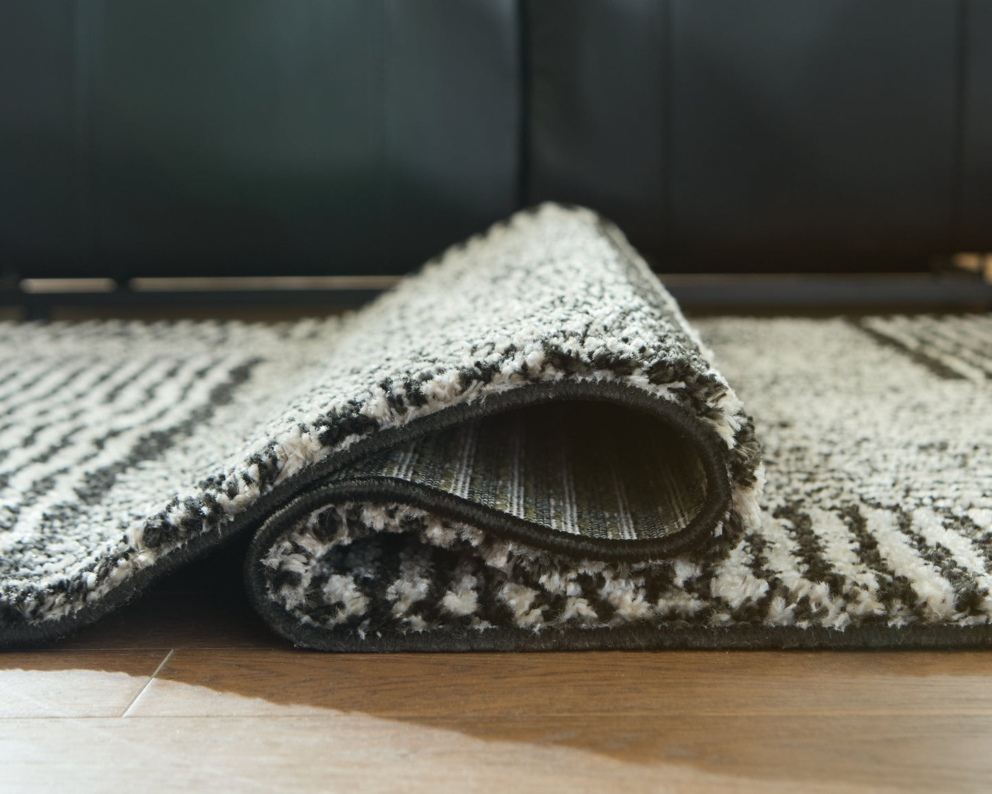 Kurtmen Black/Ivory Medium Rug- Viva Furn