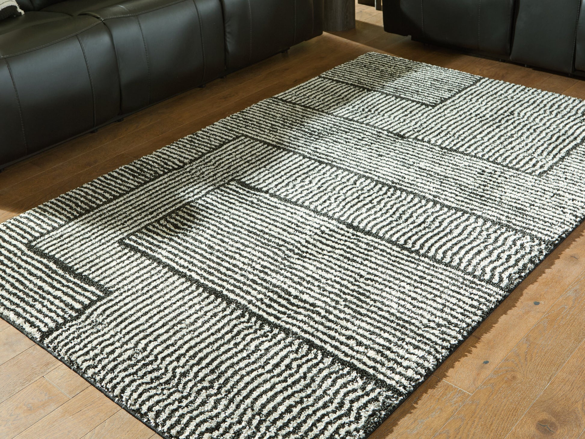 Kurtmen Black/Ivory Medium Rug- Viva Furn