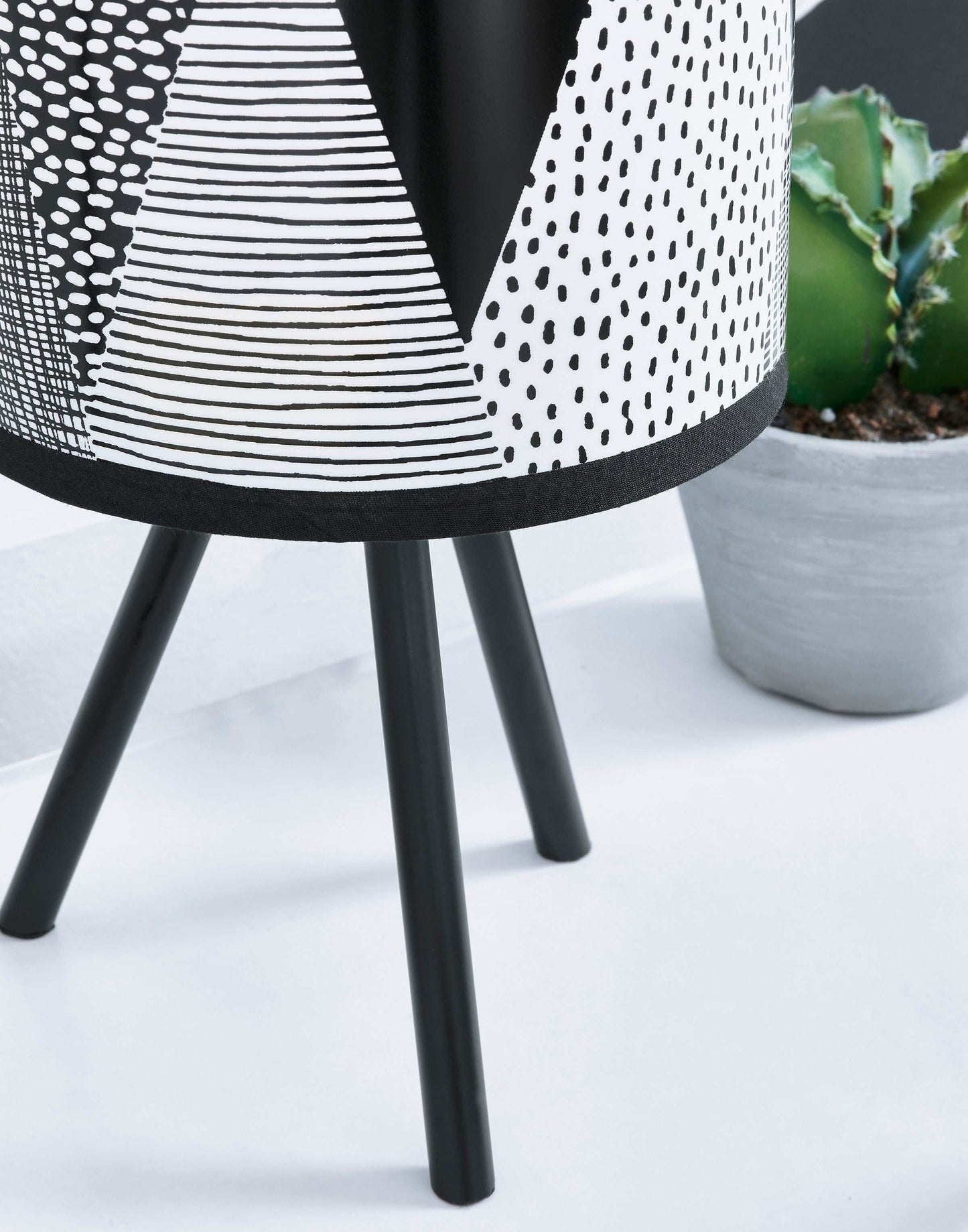 Manu White/Black Table Lamp