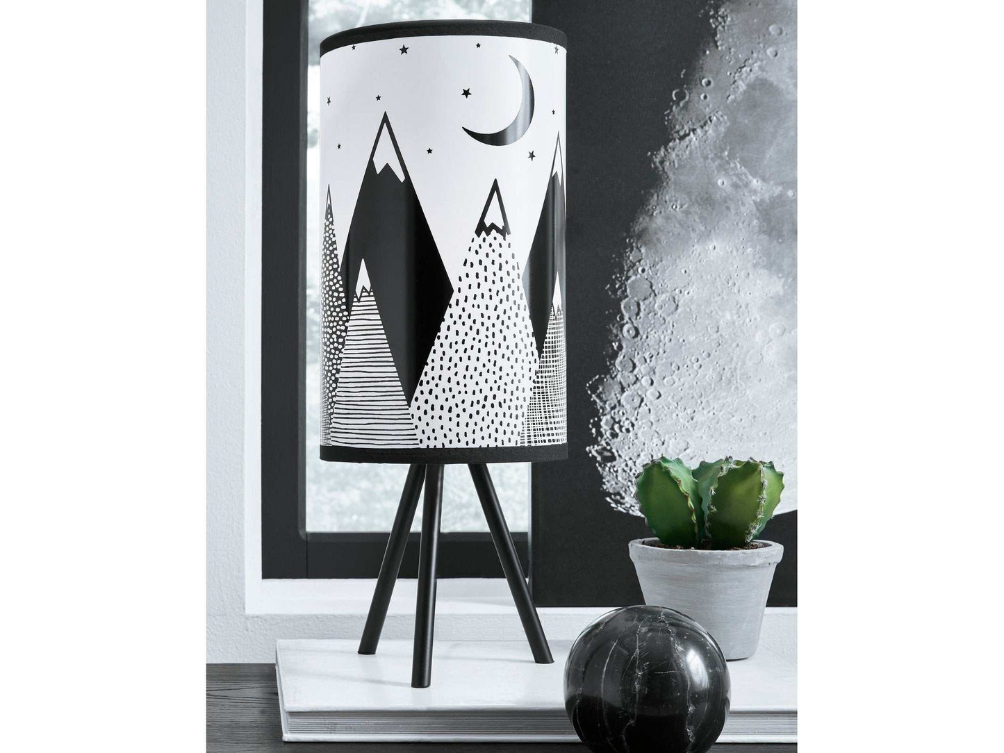 Manu White/Black Table Lamp