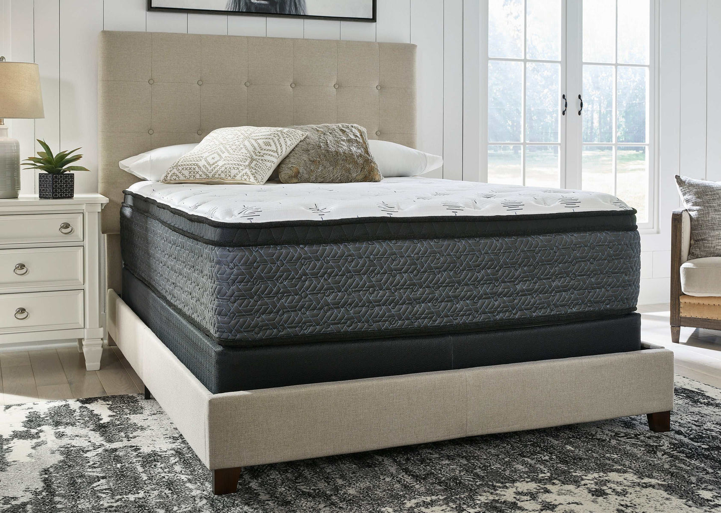 Ultra Luxury ET with Memory Foam White Queen Mattress / Plush