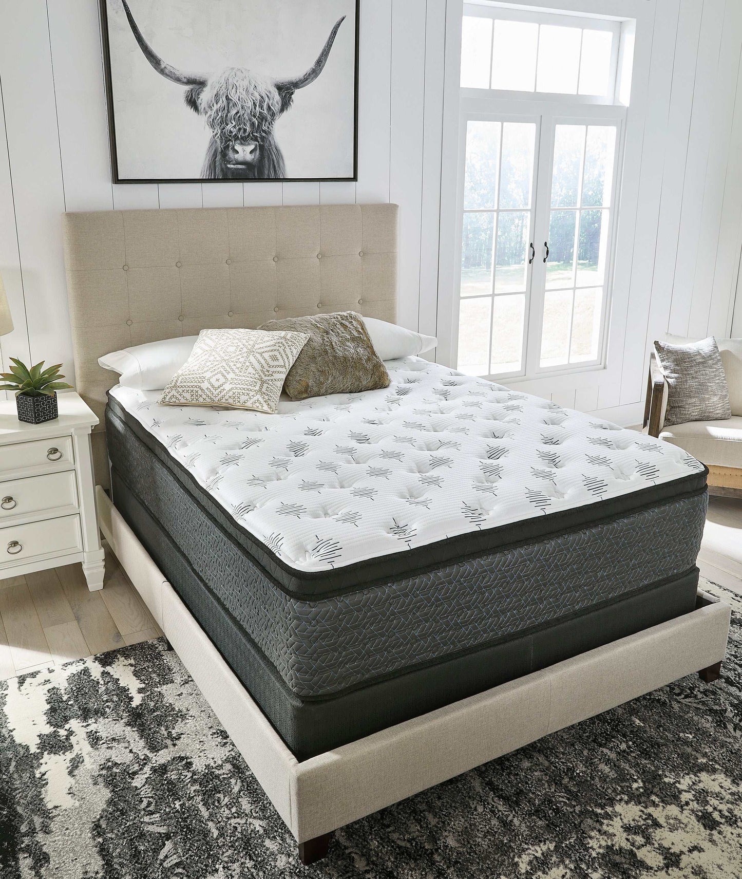 Ultra Luxury ET with Memory Foam White Queen Mattress / Plush