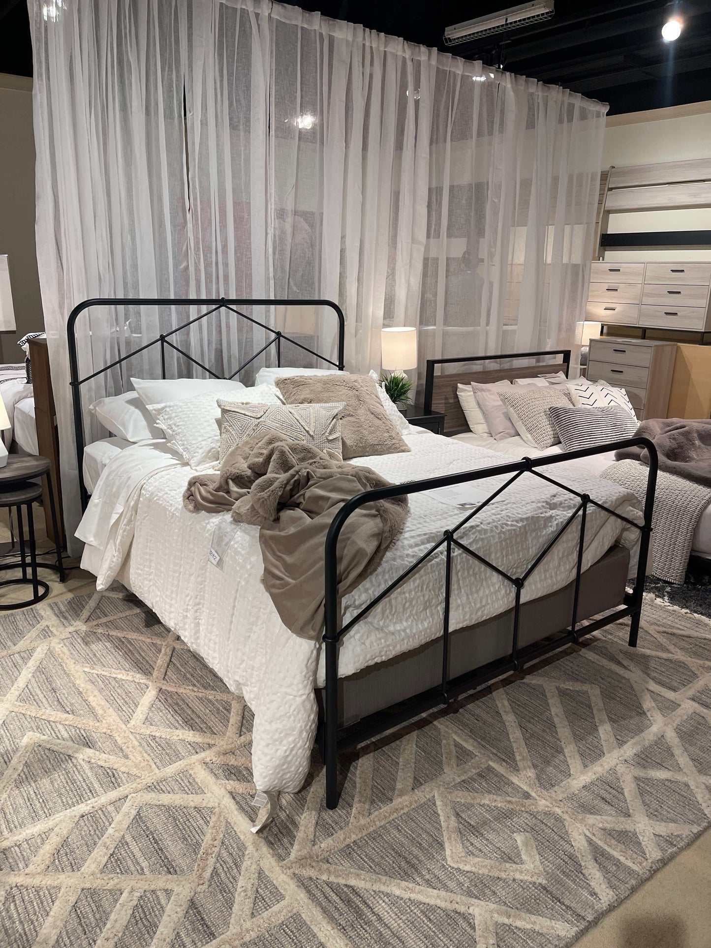 Nashburg Queen Metal Bed- Viva Furn