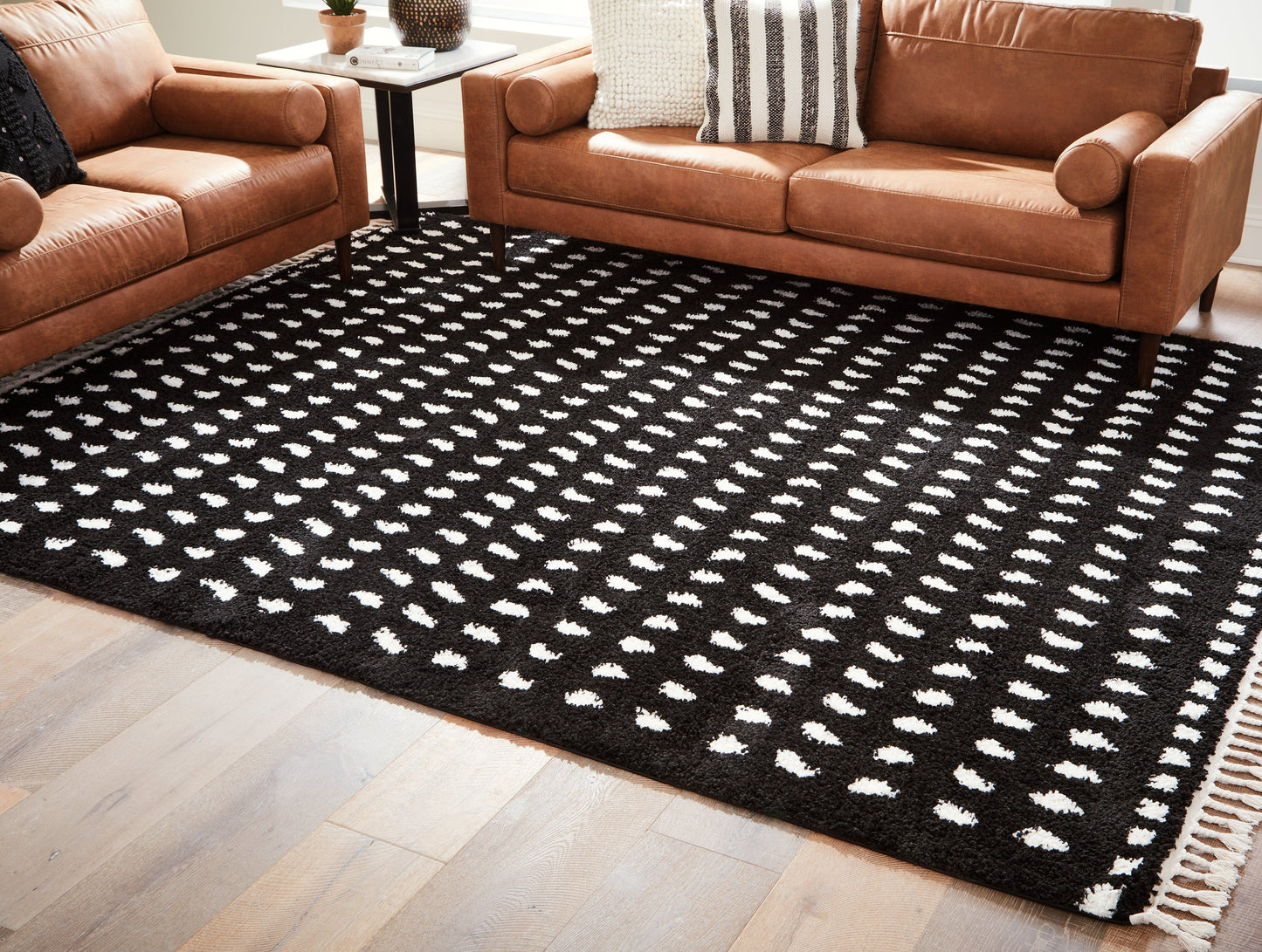 Minston Black/White 5' x 7' Rug