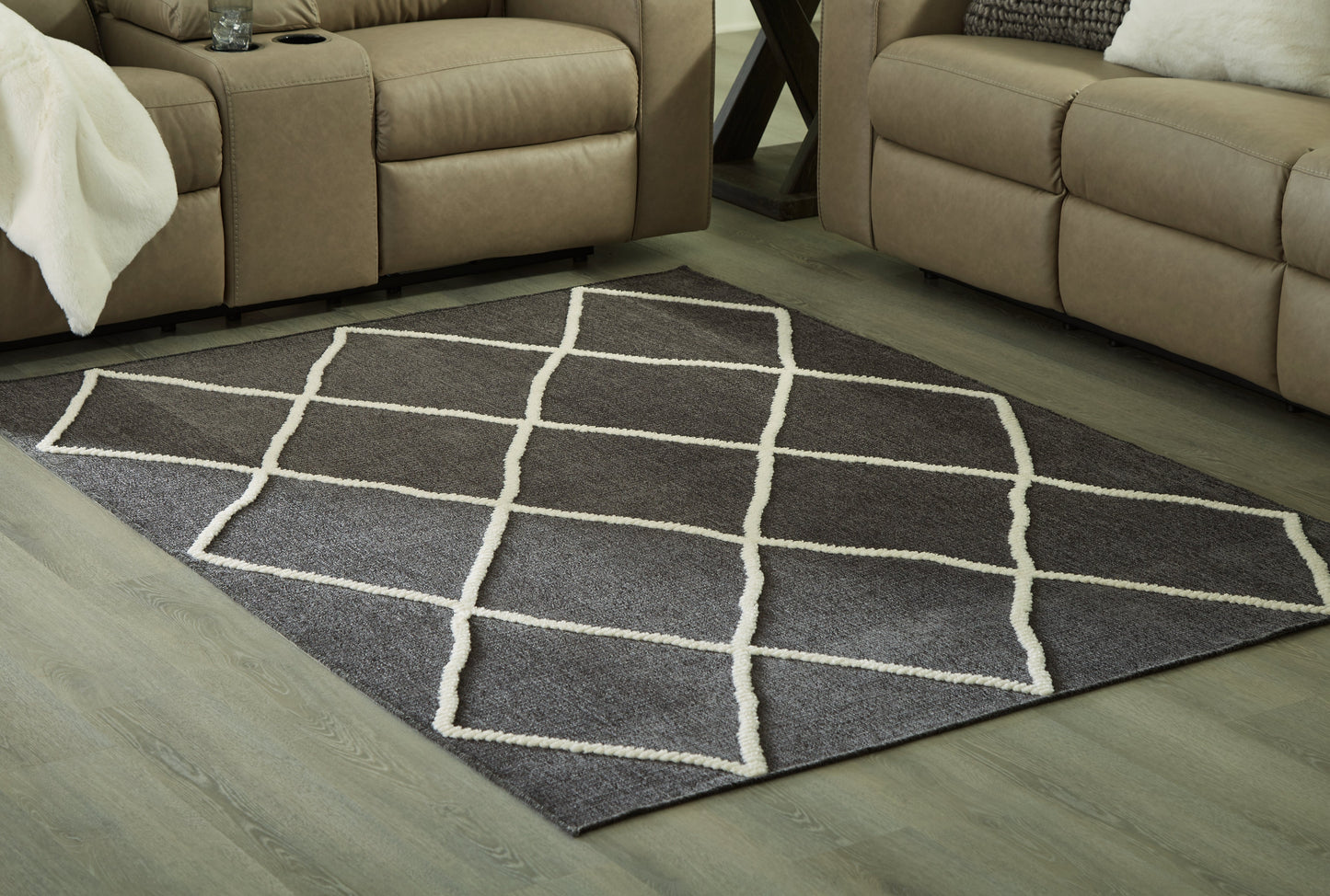 Stardo Black/Ivory 4'11" x 7'2" Rug