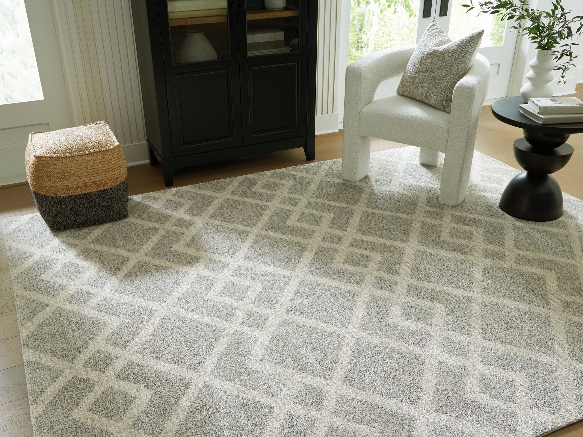 Unawick Gray/Ivory Large Rug- Viva Furn