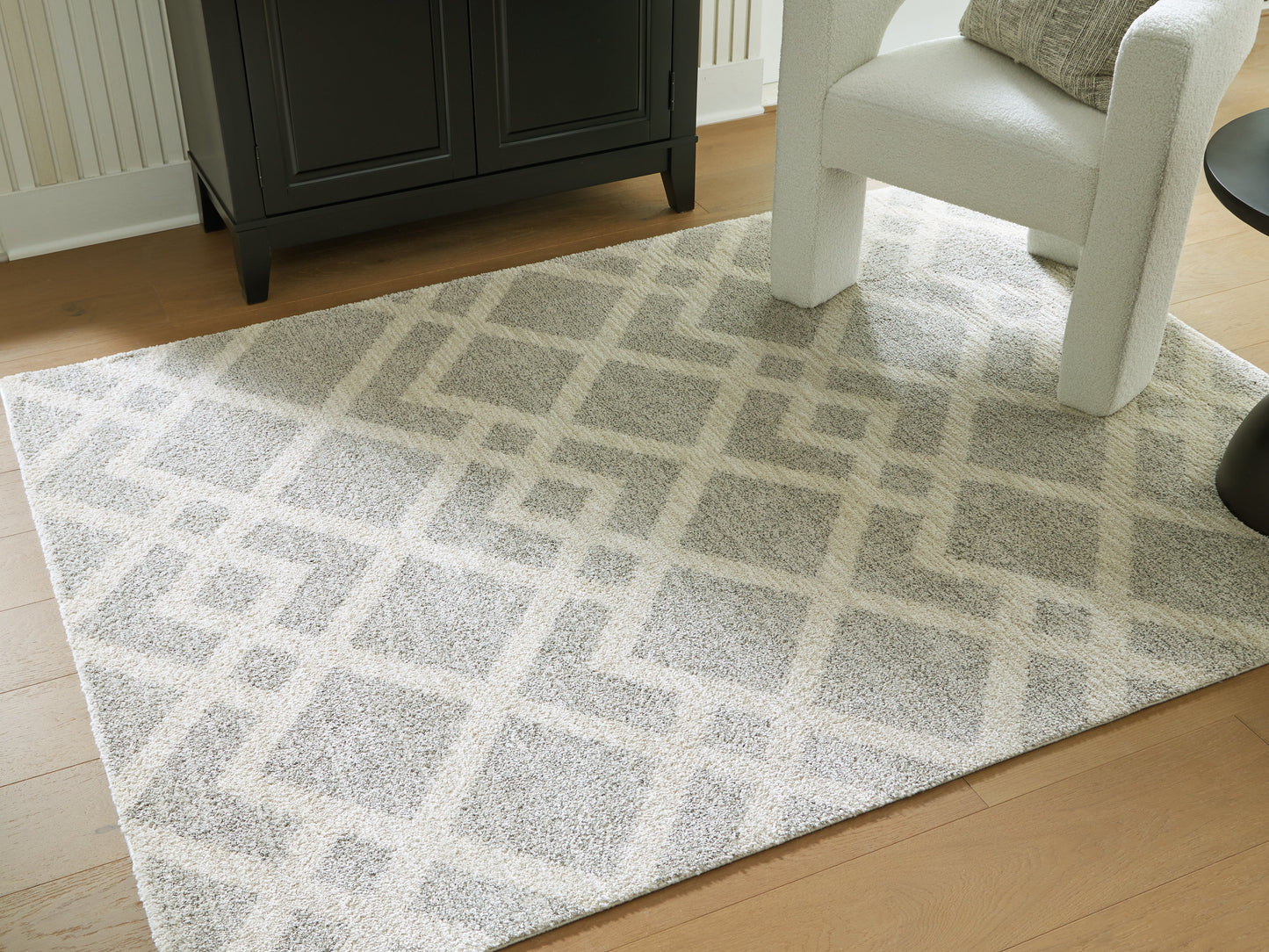 Unawick Gray/Ivory Medium Rug- Viva Furn