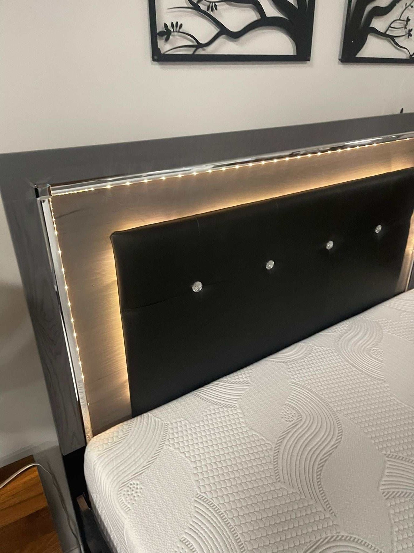 Lodanna Gray King Panel Bed w/ LED