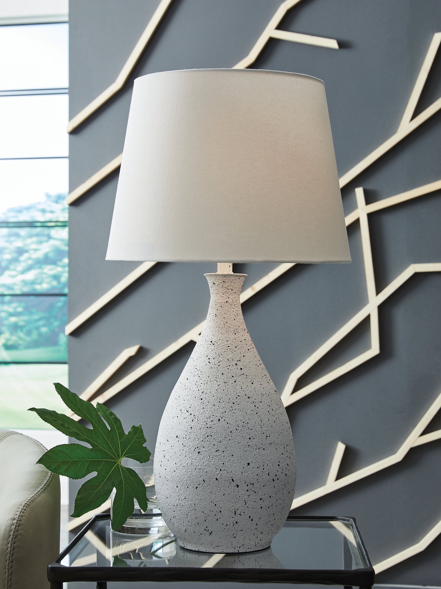 Wyattford White/Black Metal Table Lamp (1/CN)- Viva Furn