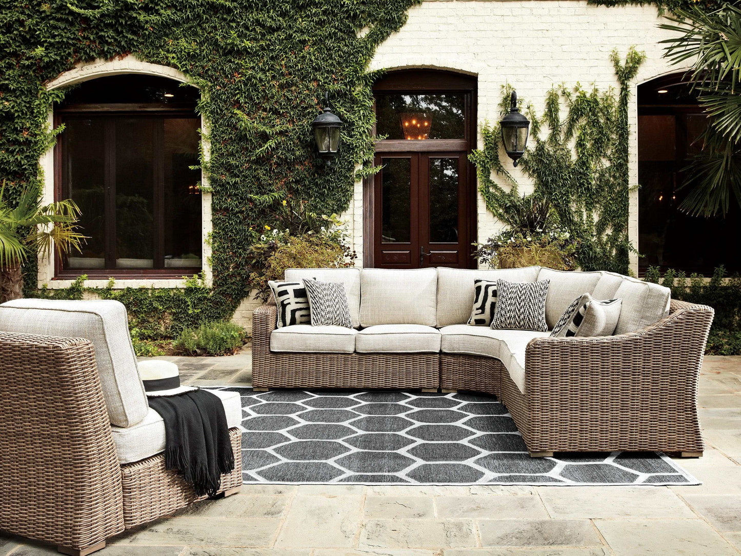 Beachcroft Beige 4pc Outdoor Sectional Set w/ Cushion