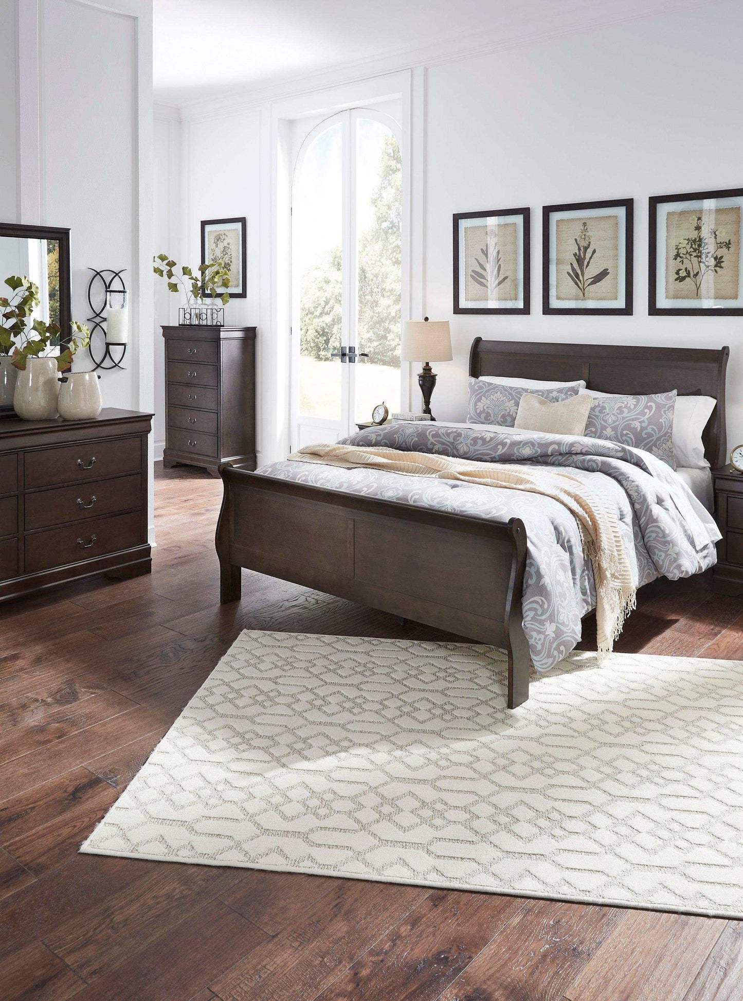 Leewarden Dark Brown Queen Sleigh Bedroom Set / 4pc