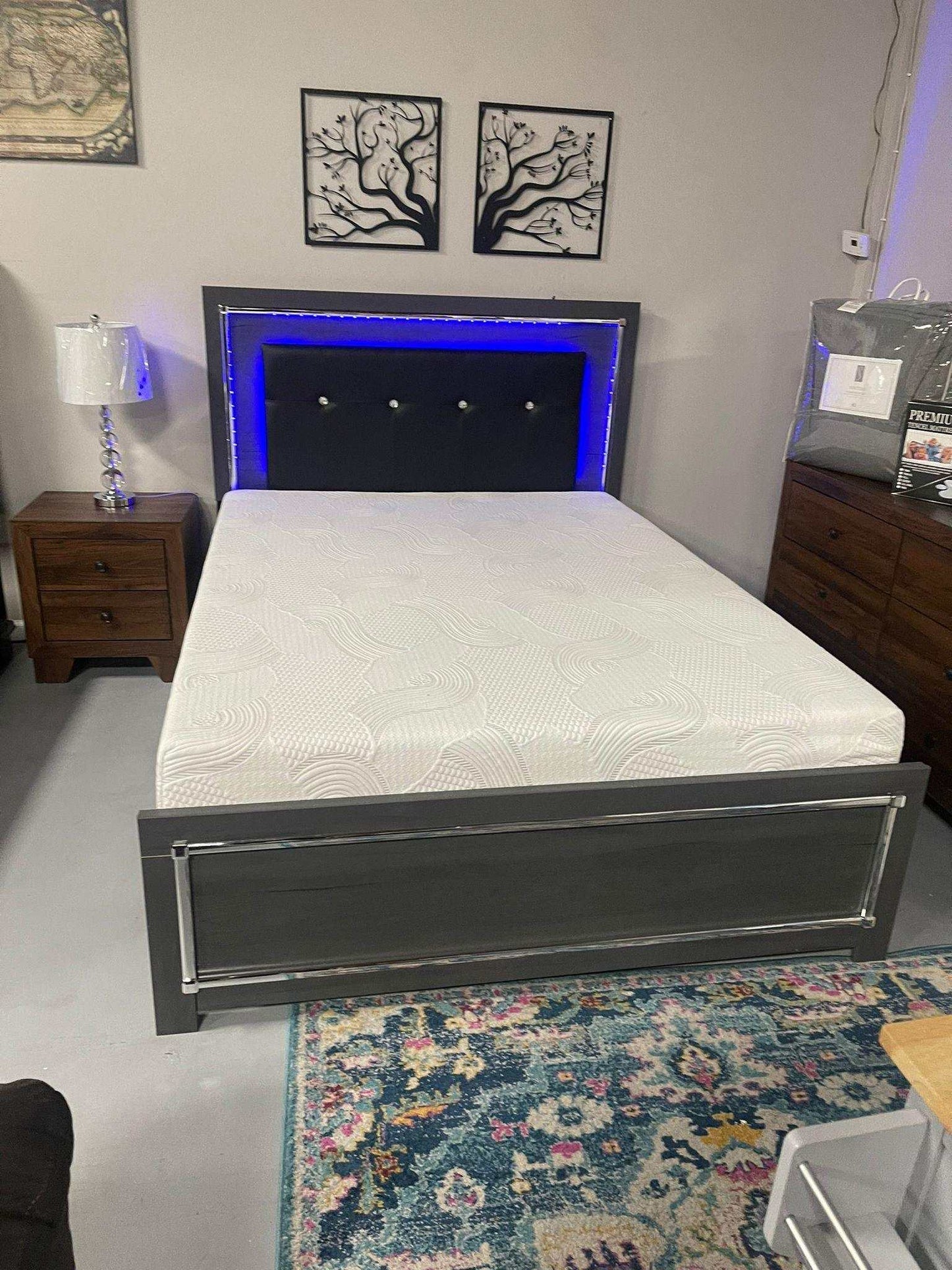 Lodanna Gray Queen Panel Bed w/ LED Bedroom Set / 4pc