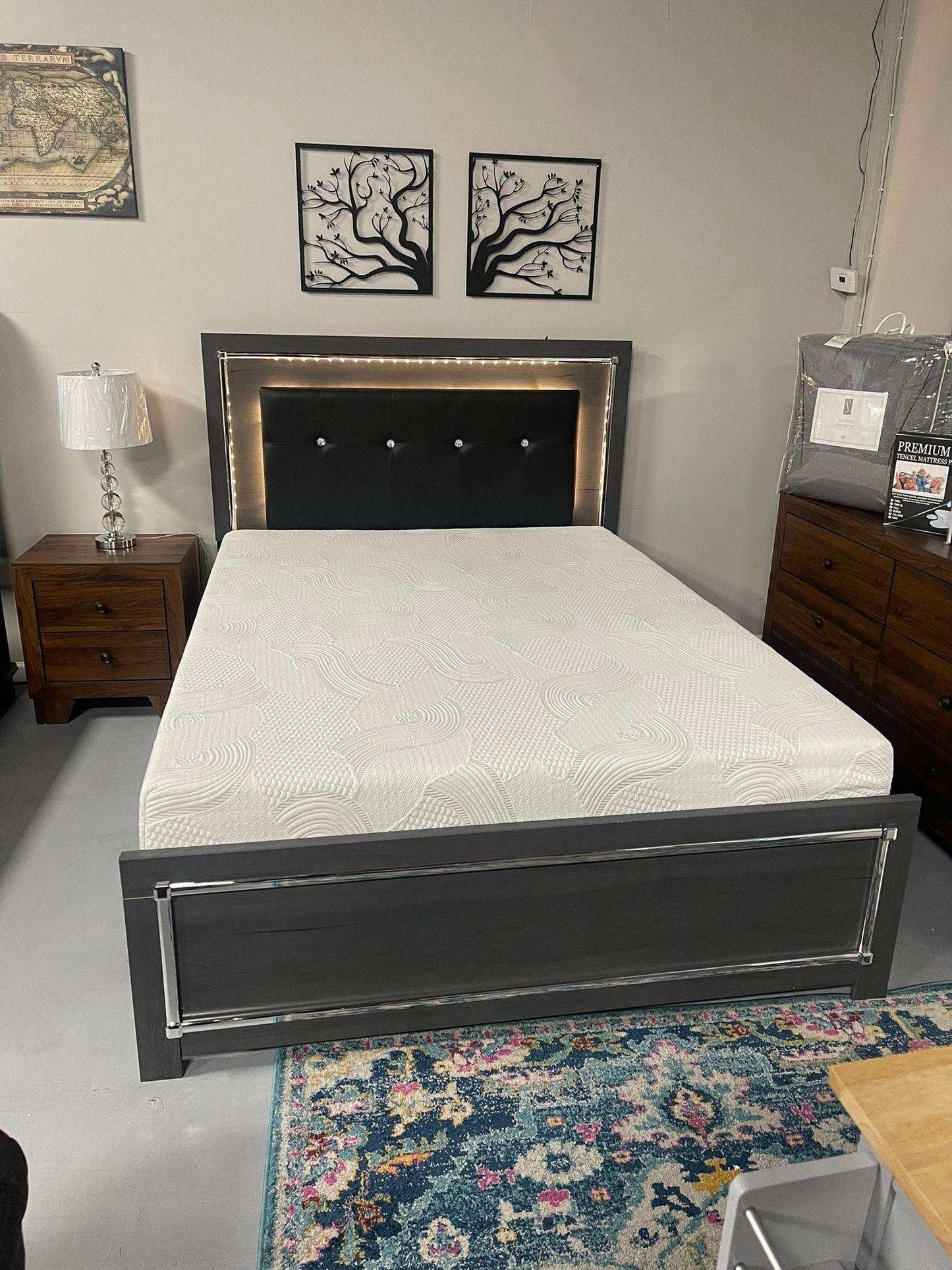 Lodanna Gray Queen Panel Bed w/ LED Bedroom Set / 4pc