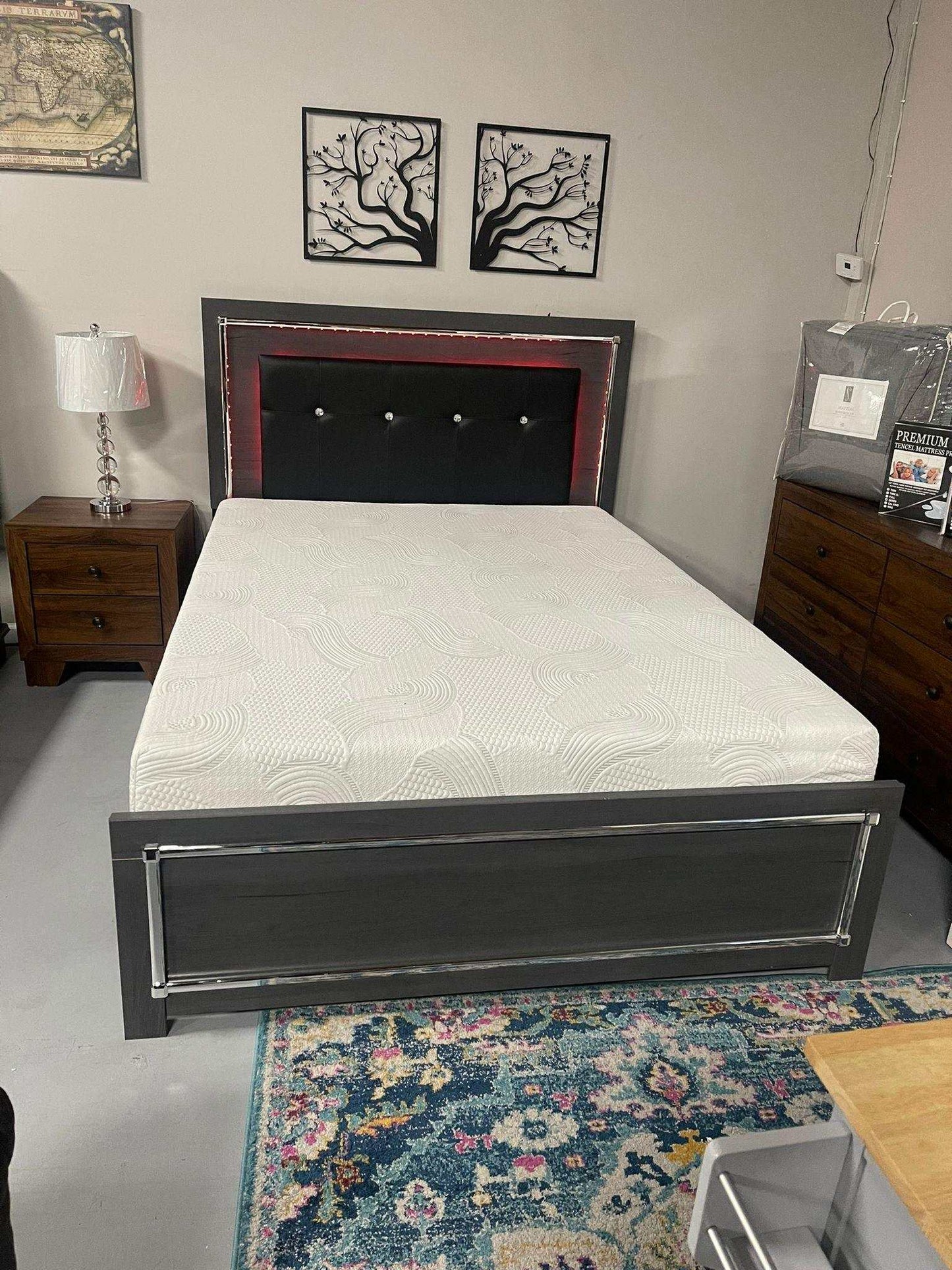 Lodanna Gray Queen Panel Bed w/ LED Bedroom Set / 4pc