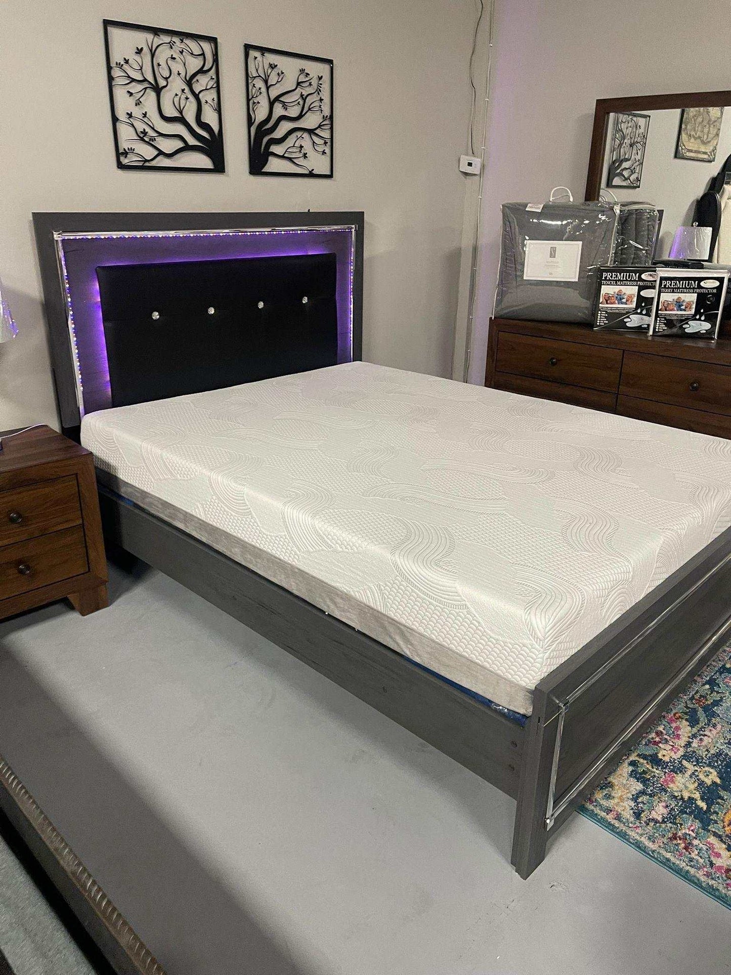 Lodanna Gray Queen Panel Bed w/ LED Bedroom Set / 4pc