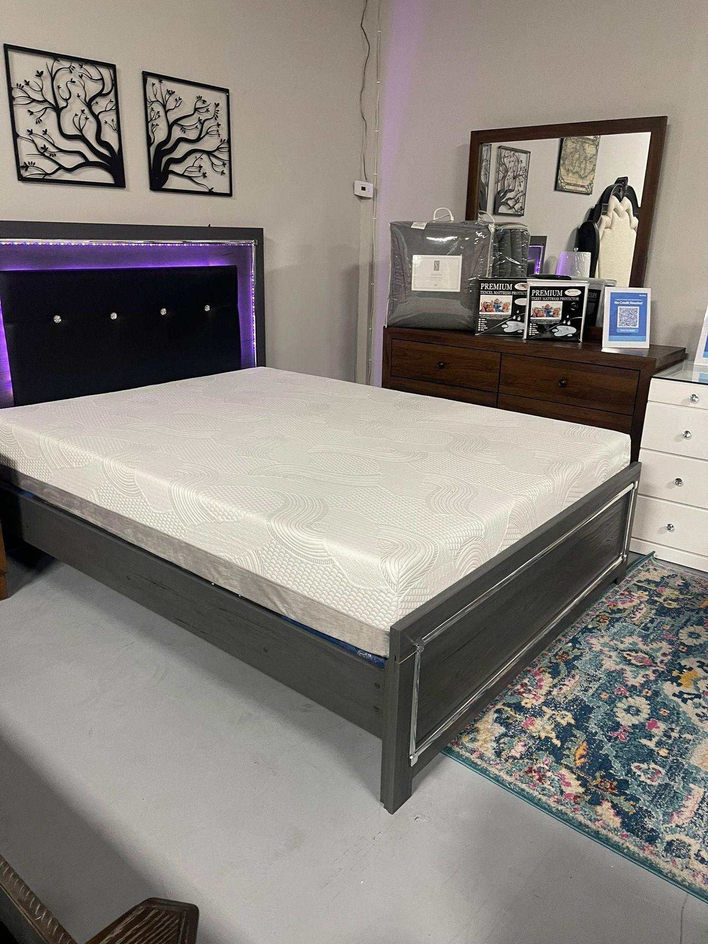 Lodanna Gray Queen Panel Bed w/ LED Bedroom Set / 4pc