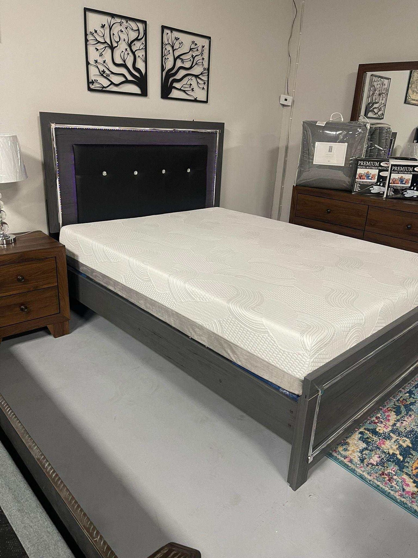 Lodanna Gray Queen Panel Bed w/ LED Bedroom Set / 4pc