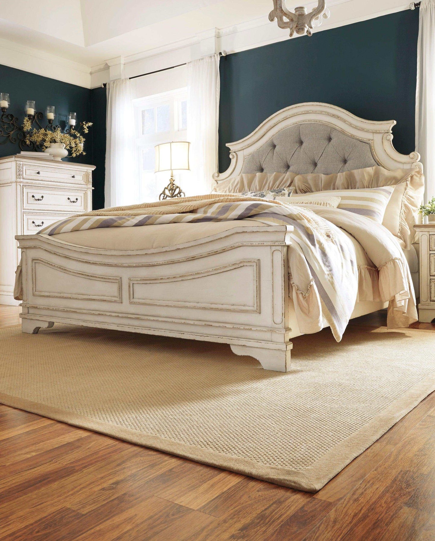 Realyn King Upholstered Panel Bedroom Set / 5pc