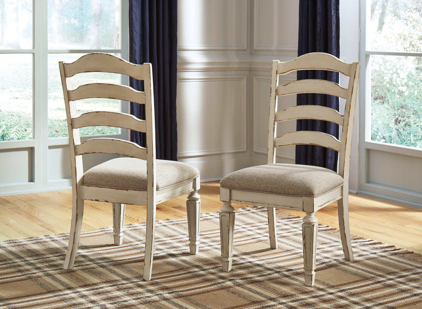 Realyn Chipped White Dining Room Set / 5pc