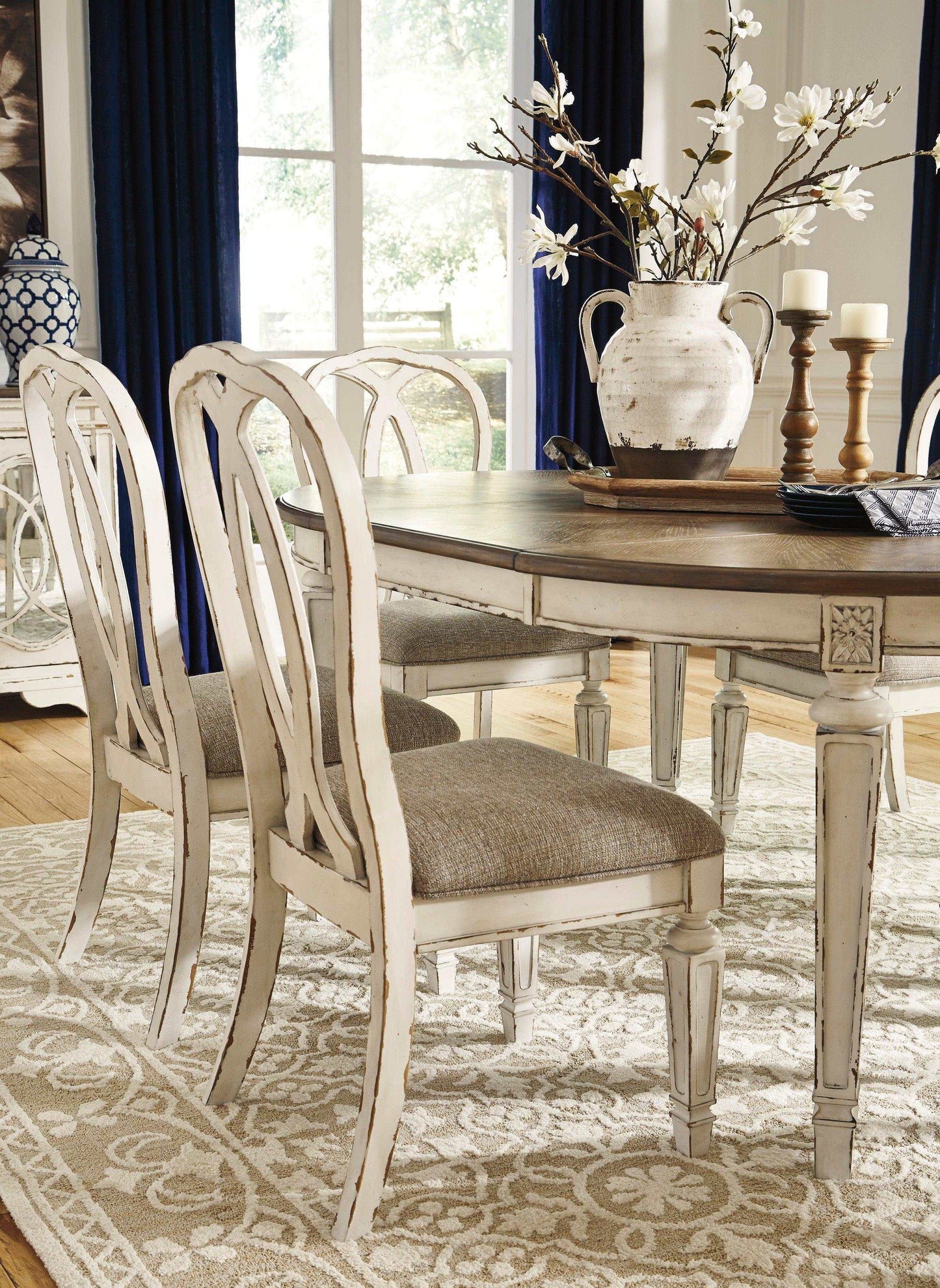 Realyn Chipped White Oval Dining Room Set / 7pc